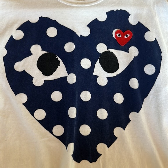 Comme Des Garçon Play Men’s Large White with Blue Polka Dot Heart Shirt - Picture 3 of 5